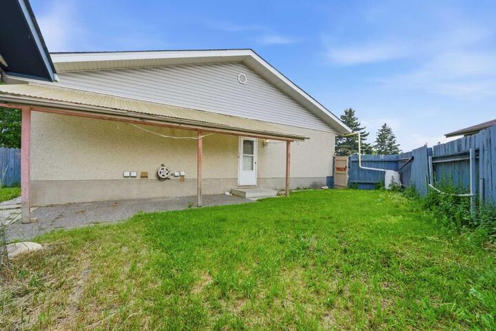 Property Photo:  945 Marcombe Drive NE  AB T2A 3H2 