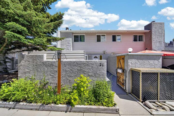 Property Photo:  4915 45 Street SW 21  AB T3E 3W5 