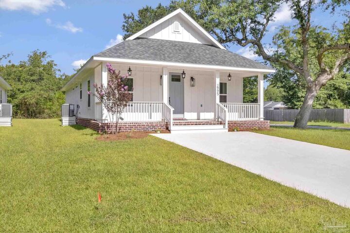 Property Photo: 2995 N 13th Ave FL 32583