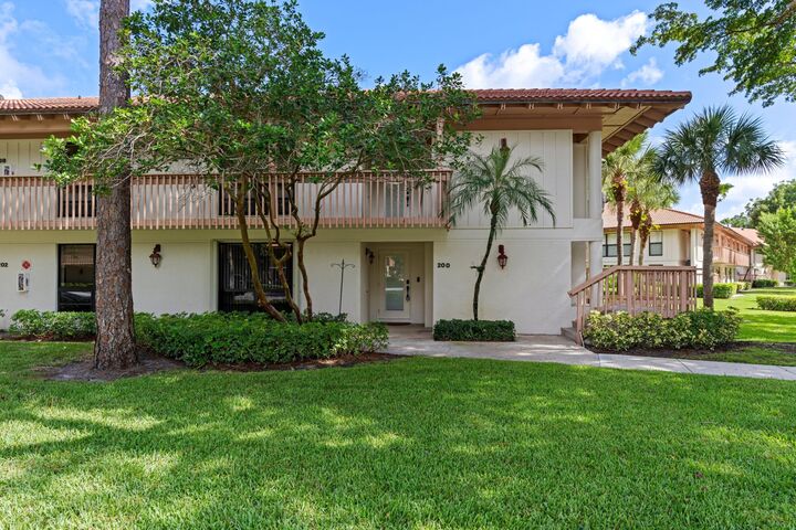 Property Photo: 200 Brackenwood Terrace FL 33418