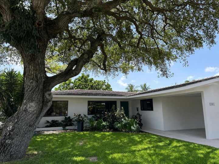 Property Photo: 2001 N Victoria Park Road FL 33305