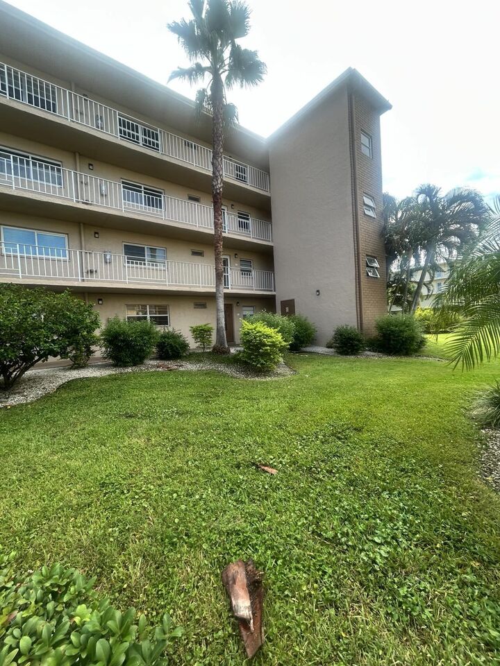 Property Photo: 300 NE 26th Avenue 113 FL 33435