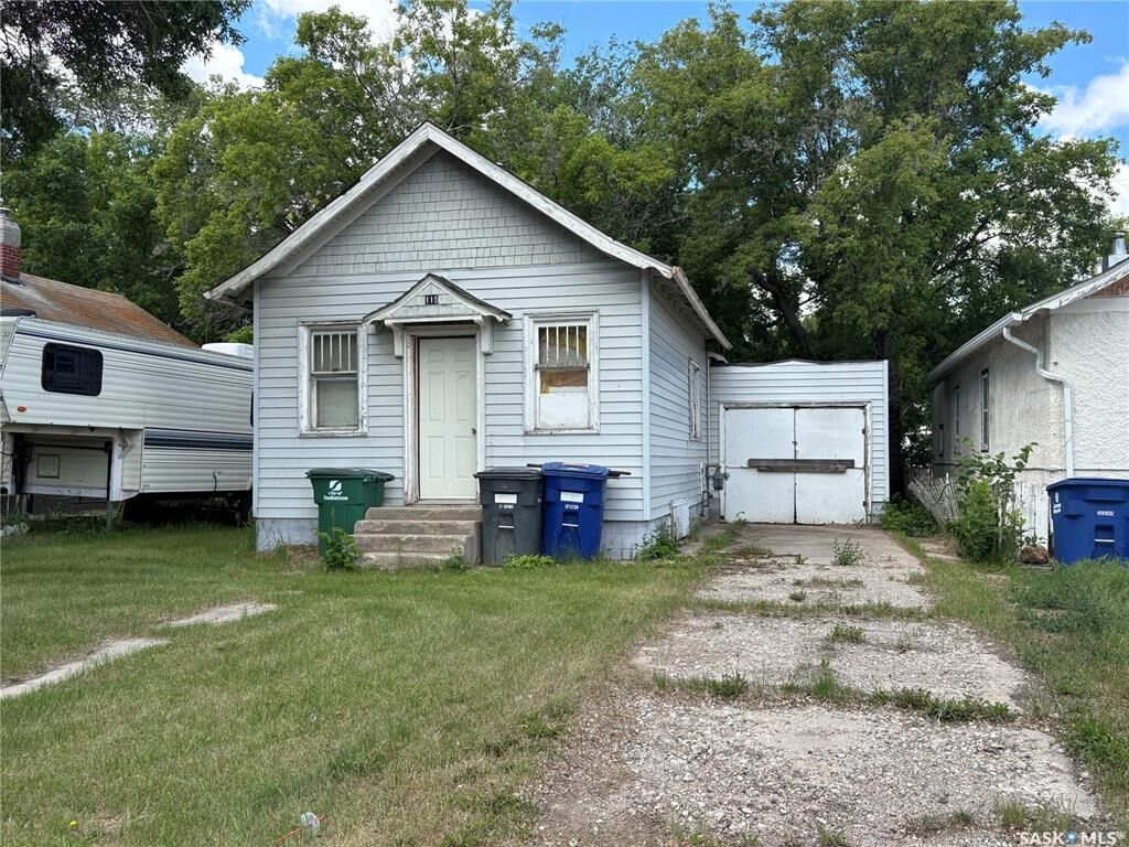 Property Photo:  115 L Avenue S  SK S7M 2G9 
