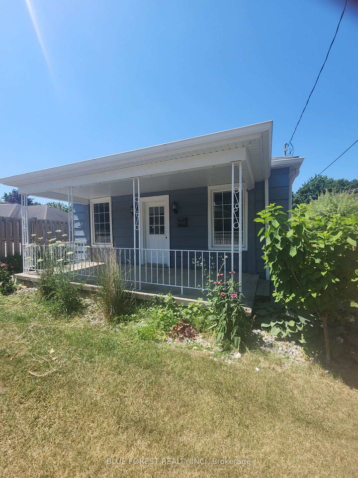 Property Photo:  206 Caradoc Street S  ON N7G 2P1 