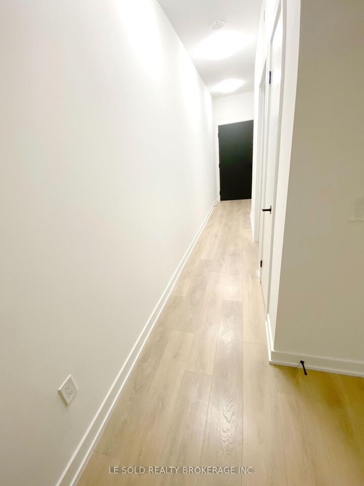 Property Photo: 127 Broadway Avenue 711 Room#1 ON M4P 1V4