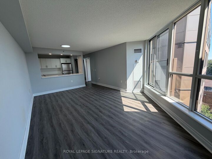 Property Photo: 2 Neptune Drive 816 ON M6A 3E6