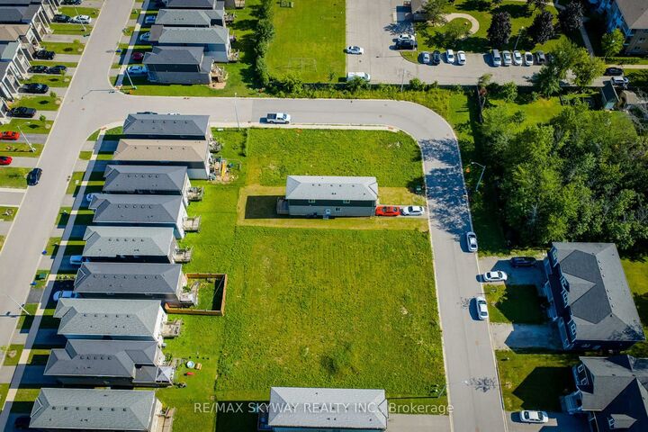 Property Photo:  209 Iva Street  ON L3C 3B9 