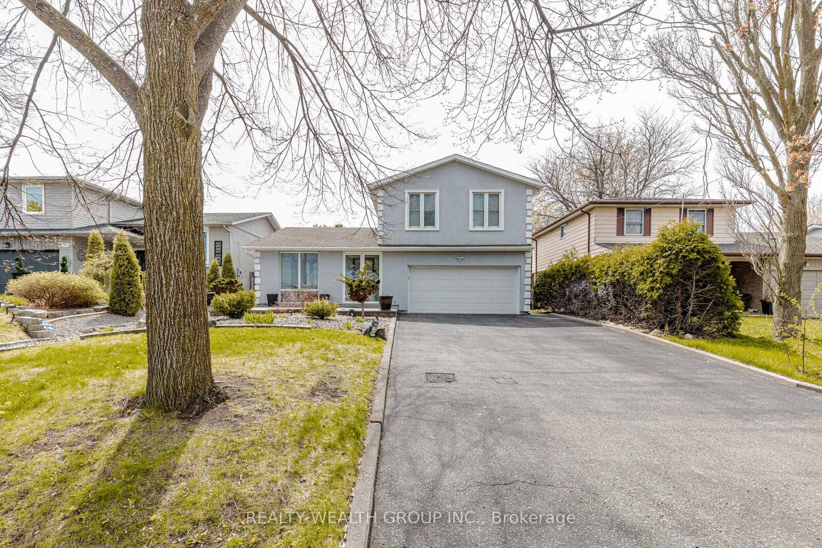 Property Photo:  688 Antigua Crescent  ON L1J 6B4 