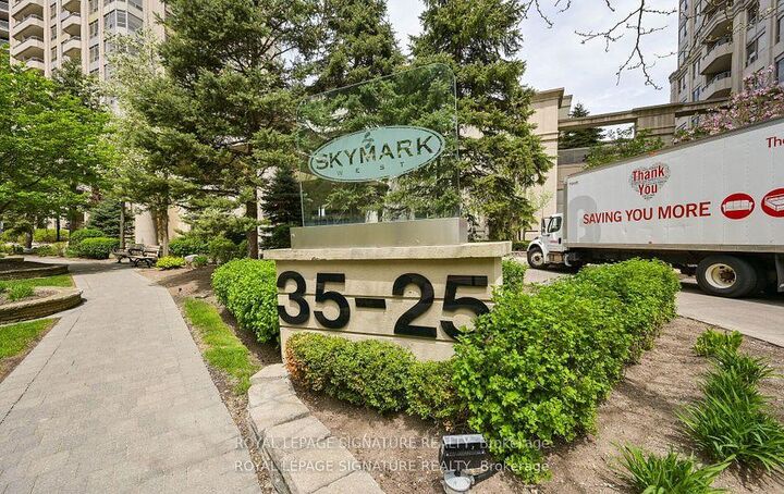 Property Photo: 25 Kingsbridge Garden Circle 923 ON L5R 4B1
