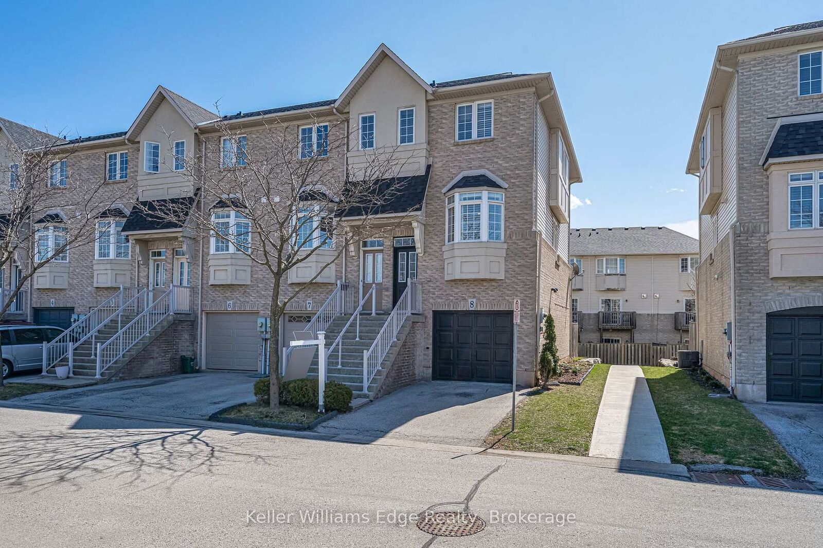 Photo de la propriété:  5080 Fairview Street 8  ON L7L 7E9 