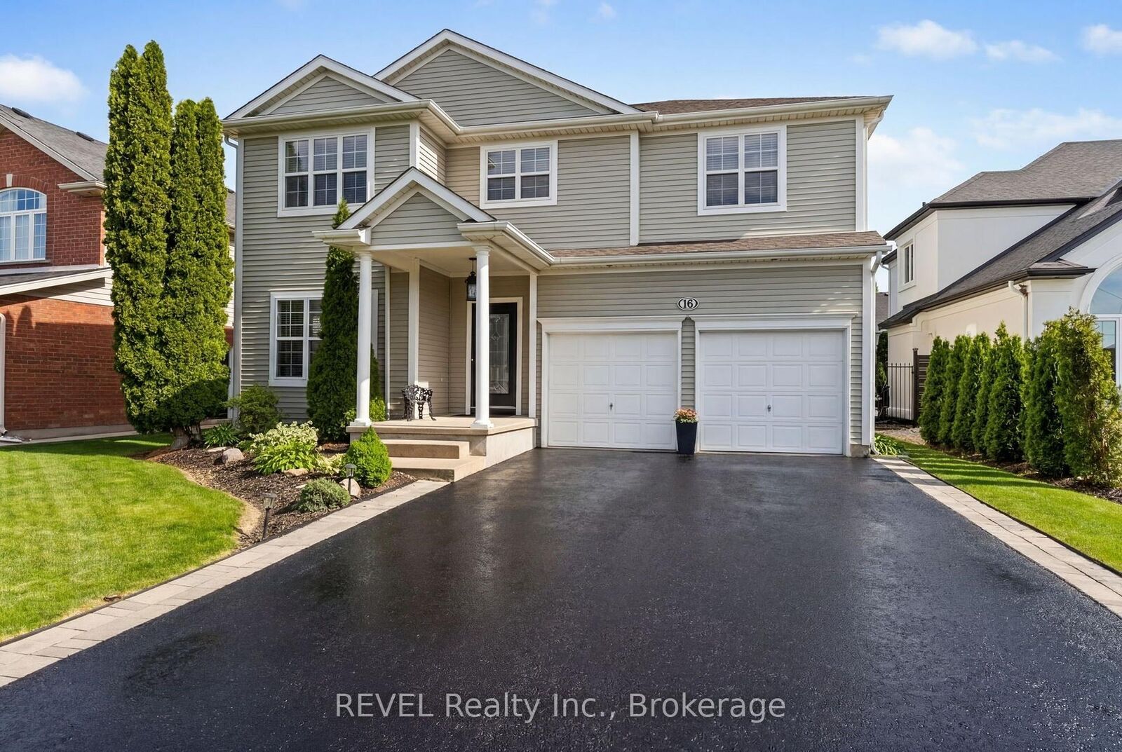 Property Photo: 16 Maracay Way ON L2W 1C5