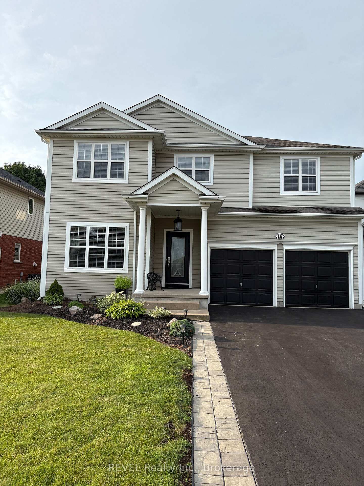 Property Photo: 16 Maracay Way ON L2W 1C5