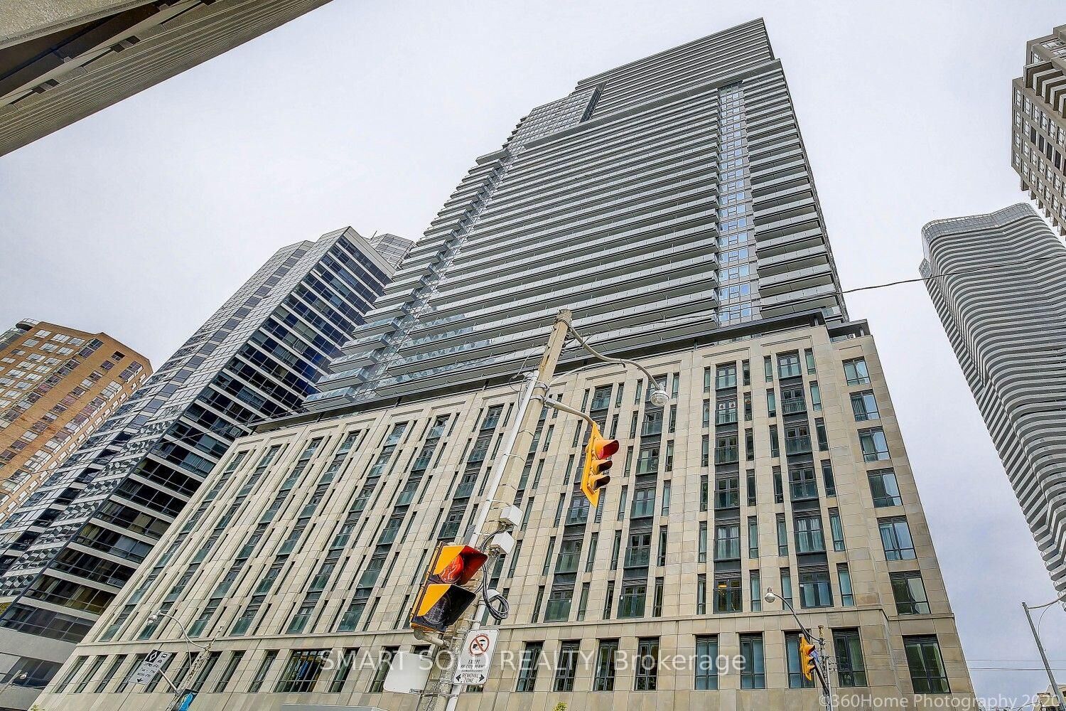 Property Photo: 955 Bay Street 607 ON M5S 2A2
