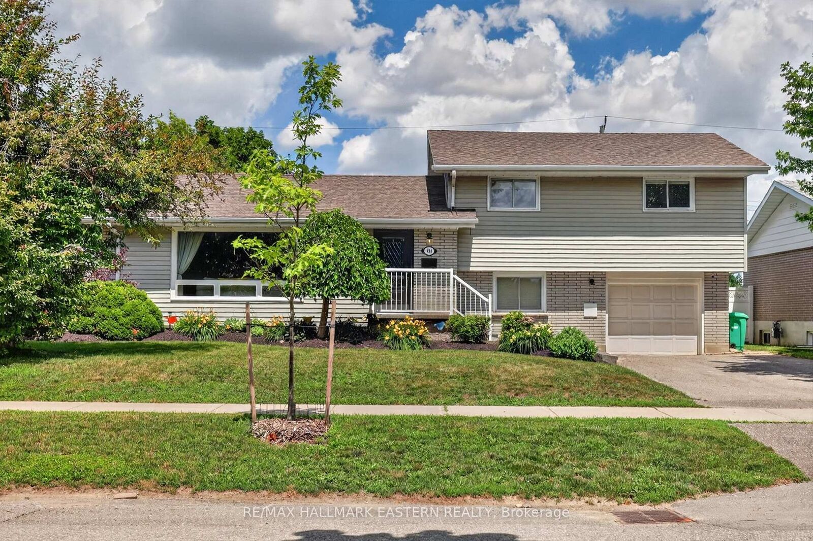 Property Photo: 894 Kawartha Drive ON K9J 6L3