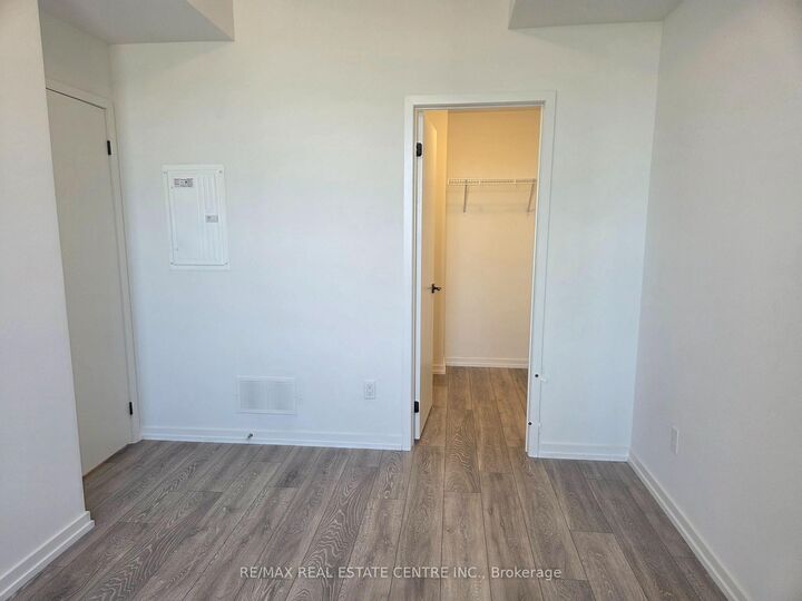 Property Photo: 16 Lytham Green Circle 7 ON L3Y 0H3