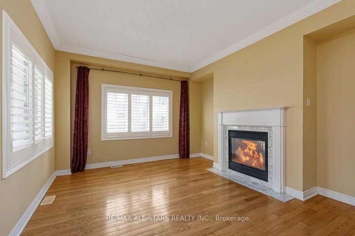 Property Photo:  113 Louisbourg Way  ON L6E 2A2 