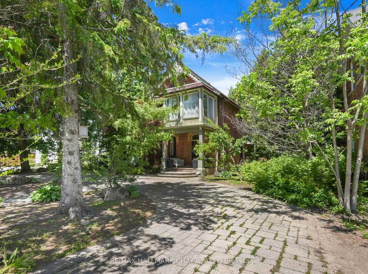 134 Victoria Street E — photo 1