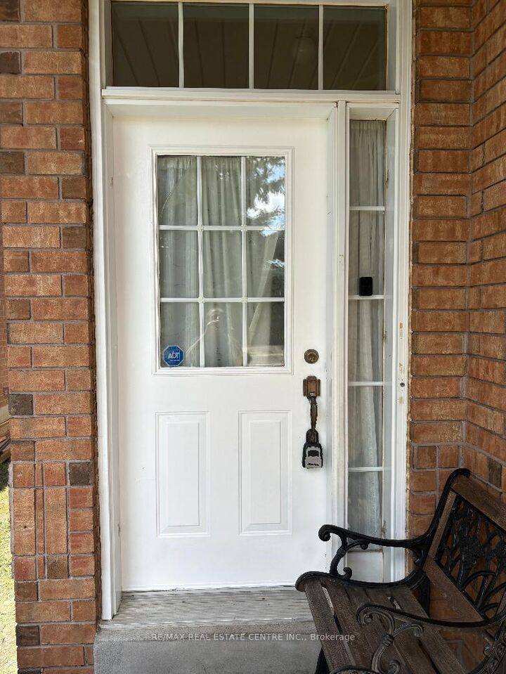 Property Photo:  799 Ledbury Crescent  ON L5V 2P9 