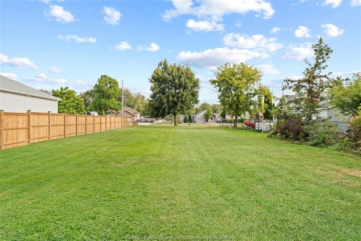 Property Photo:  333 Victoria Street  ON N8M 1N6 