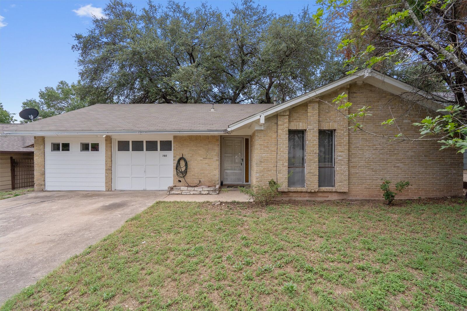 Property Photo: 703 Huntingdon Place TX 78745