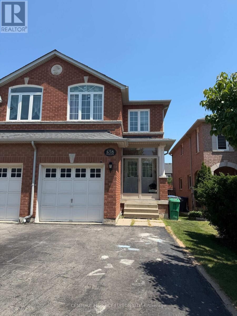 Property Photo: 658 Wildgrass Road ON L5B 4J5