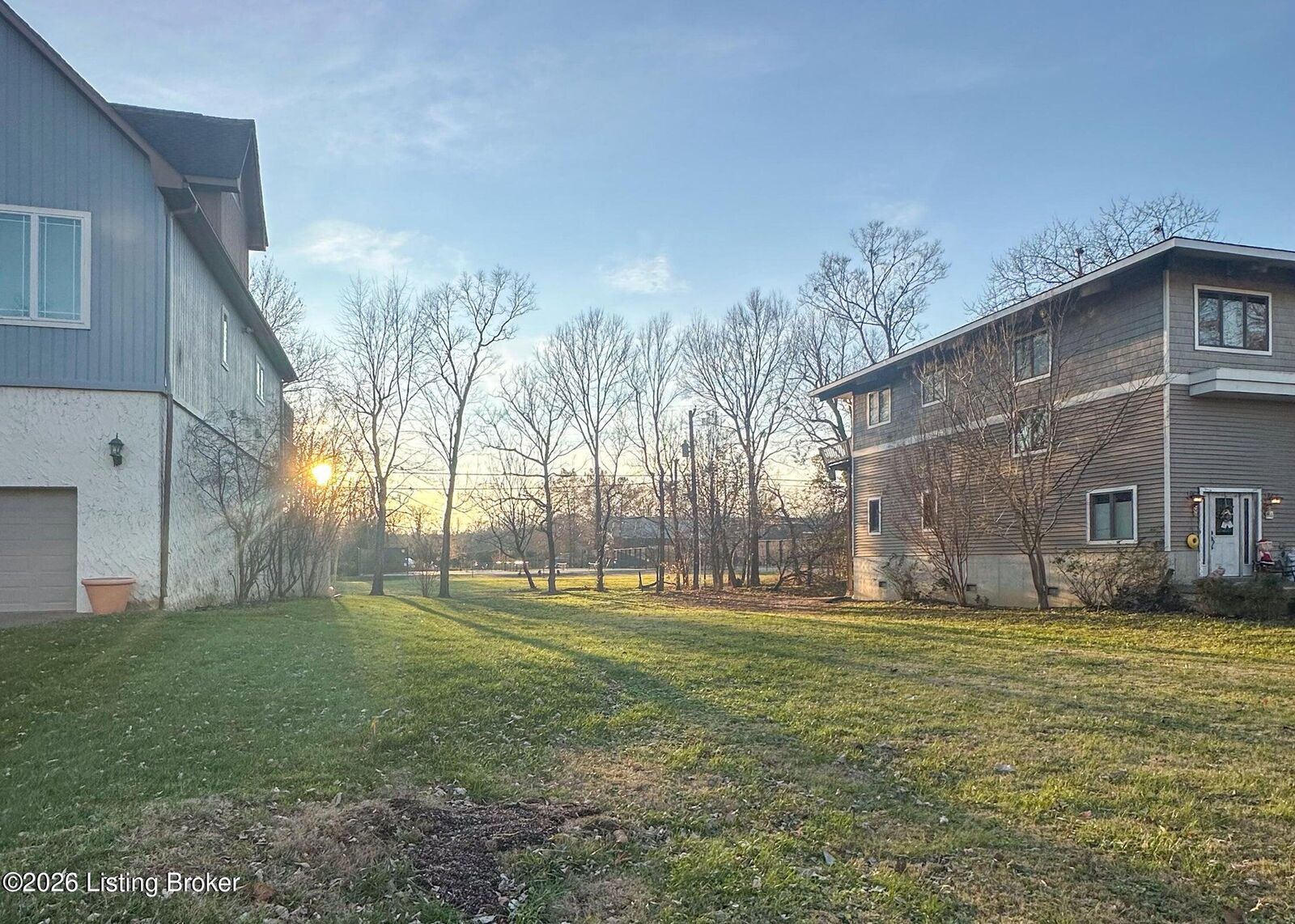 Property Photo:  914 W Riverside Dr  KY 40207 