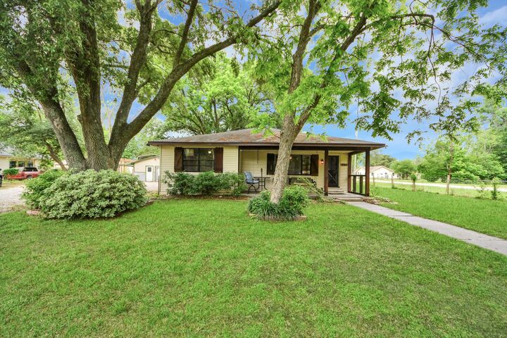 Property Photo:  204 S 4th Street  TX 77511 