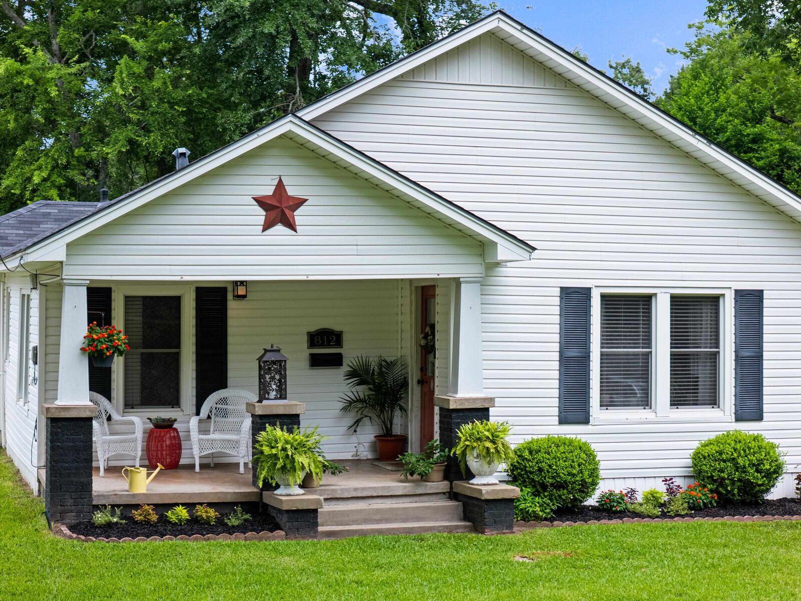 Property Photo:  812 N Bledsoe  TX 75644 