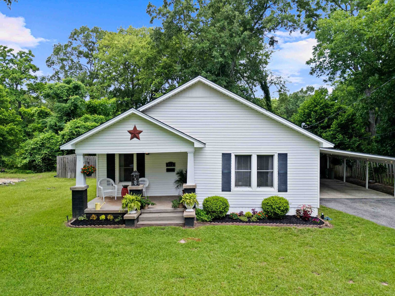 Property Photo: 812 N Bledsoe TX 75644