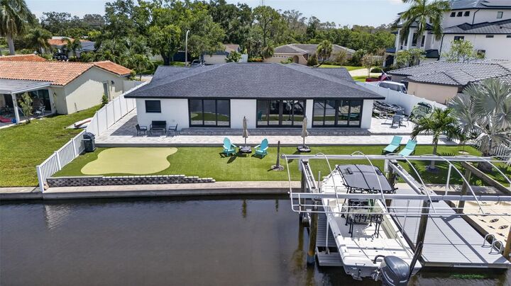 Property Photo: 9622 NE Oak Street FL 33702