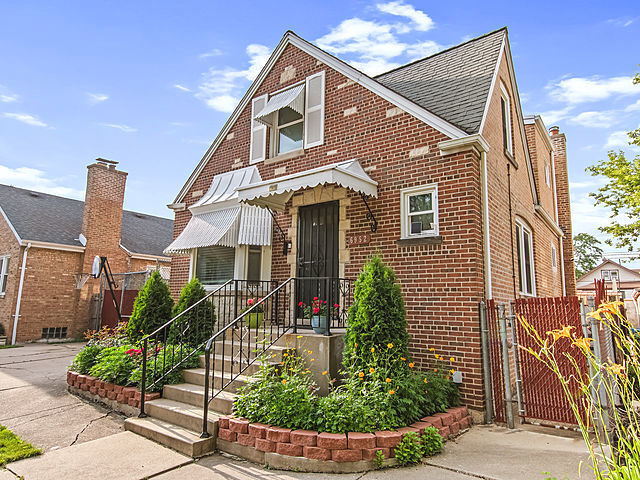 Property Photo: 6952 W Summerdale Avenue IL 60656