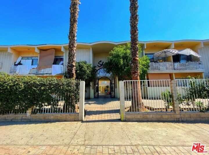 Property Photo: 6956 Kester Avenue CA 91405