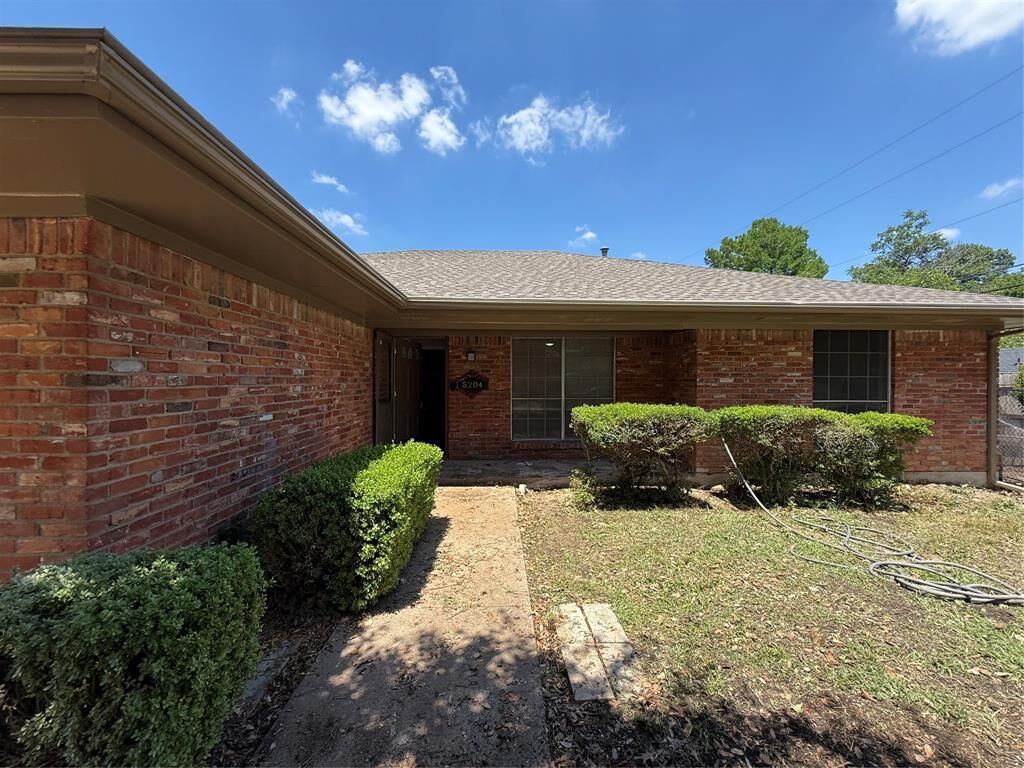 Property Photo: 5204 Winifred Drive TX 76133