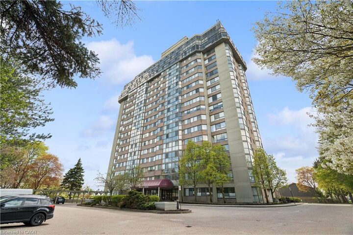 Property Photo: 880 Dundas Street W 503 ON L5C 4H3