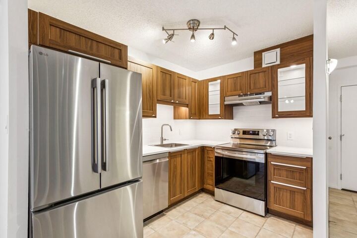 Property Photo: 111 14 Avenue SE 711 AB T2G 4Z8
