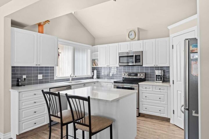 405 32 Avenue NW 301 — photo 1