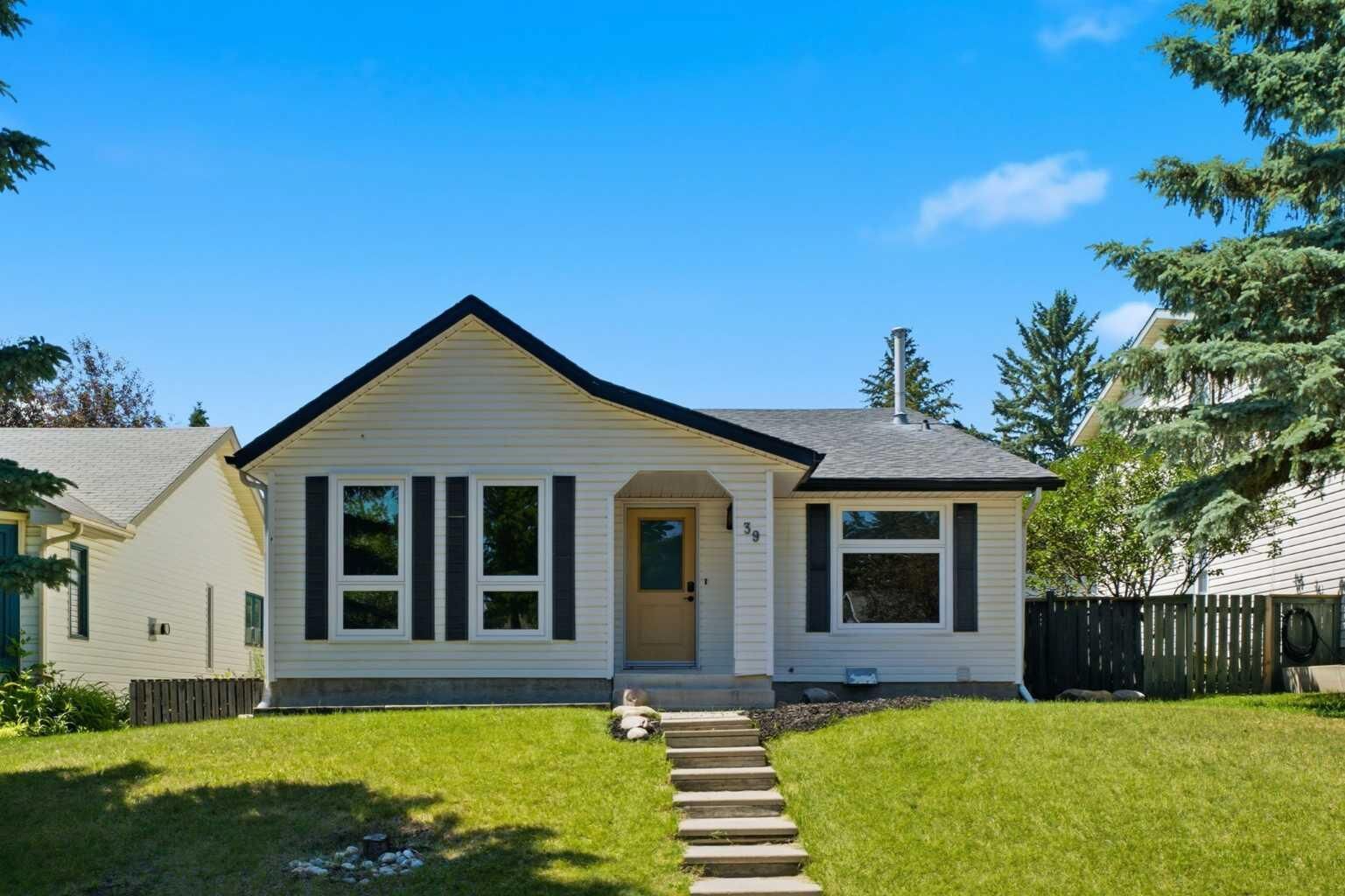 Property Photo:  39 Woodglen Way SW  AB T2W 4W8 