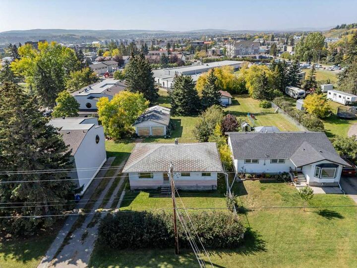 Property Photo:  217 Ross Avenue  AB T4C 1C9 