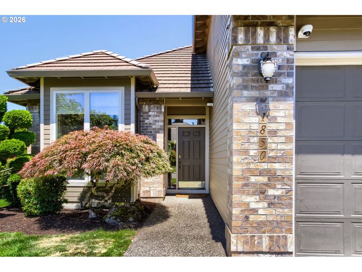 Property Photo:  1850 NE 21st Ave  OR 97013 