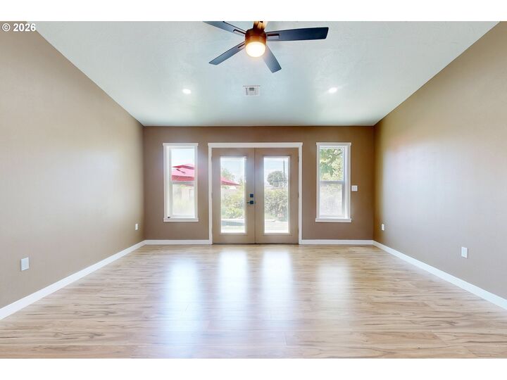 Property Photo:  905 Cowl St  OR 97862 