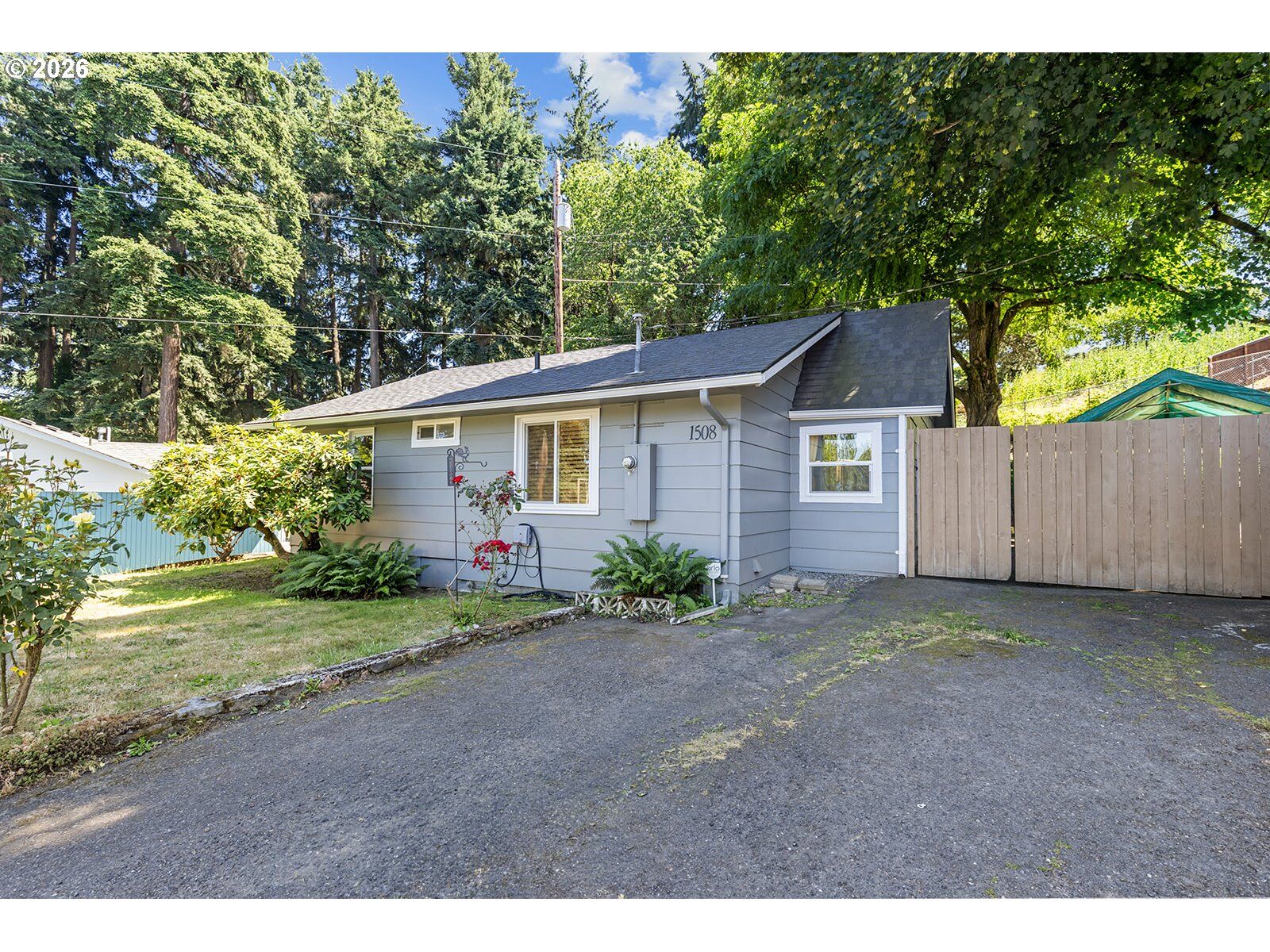 Property Photo:  1508 E 16th Pl  WA 98661 
