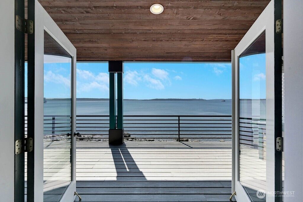 Property Photo:  1633  Water Street 3  WA 98368 