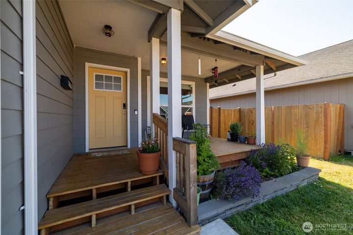 Property Photo:  1418  Windsor Avenue  WA 98531 