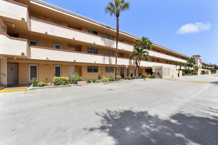 Property Photo: 4500 N Federal Highway 253F FL 33308