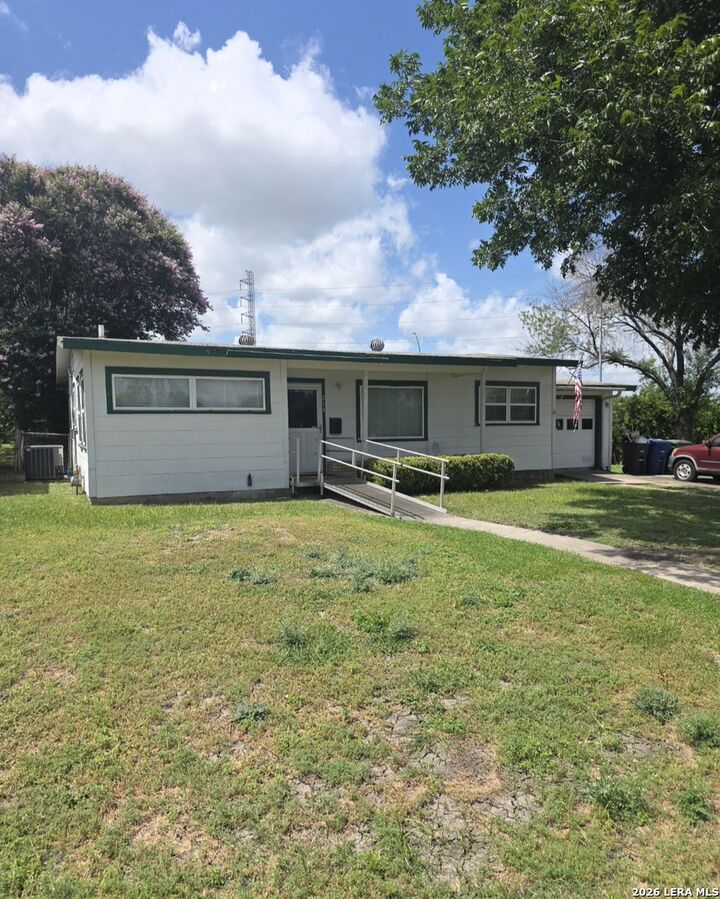 Property Photo: 214 Glad TX 78223