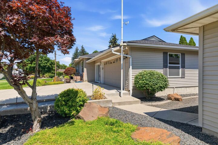 Property Photo: 1116 S Willow Rd WA 99206