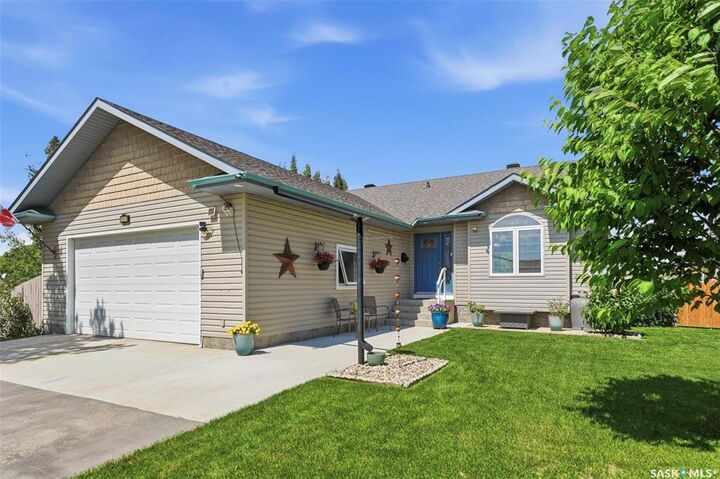 Property Photo:  601 2nd Avenue  SK S0K 0N0 