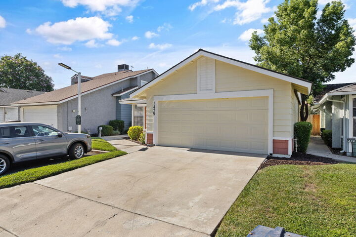 Property Photo: 1429 E Sunnyview Avenue CA 93292