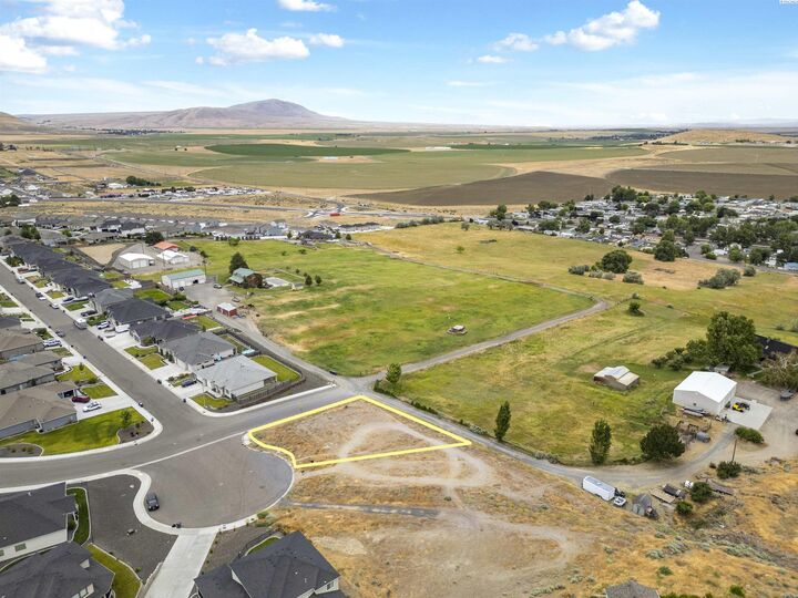Property Photo: 6594 Caspian Place WA 99353