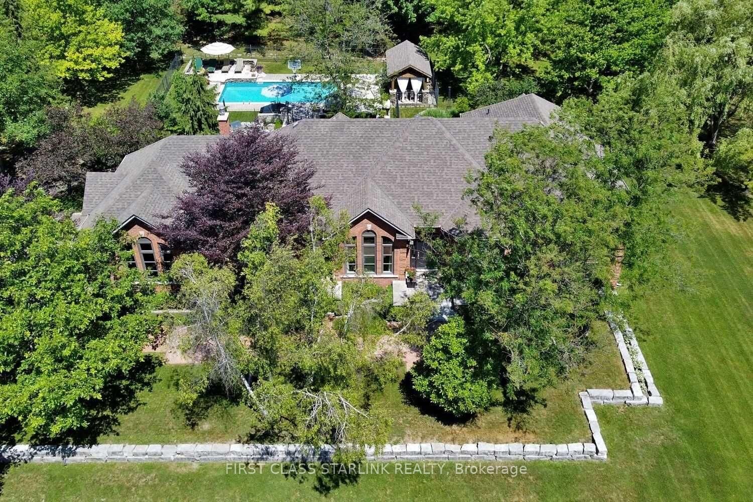 Property Photo: 38 Kensington Drive ON L4E 3S7